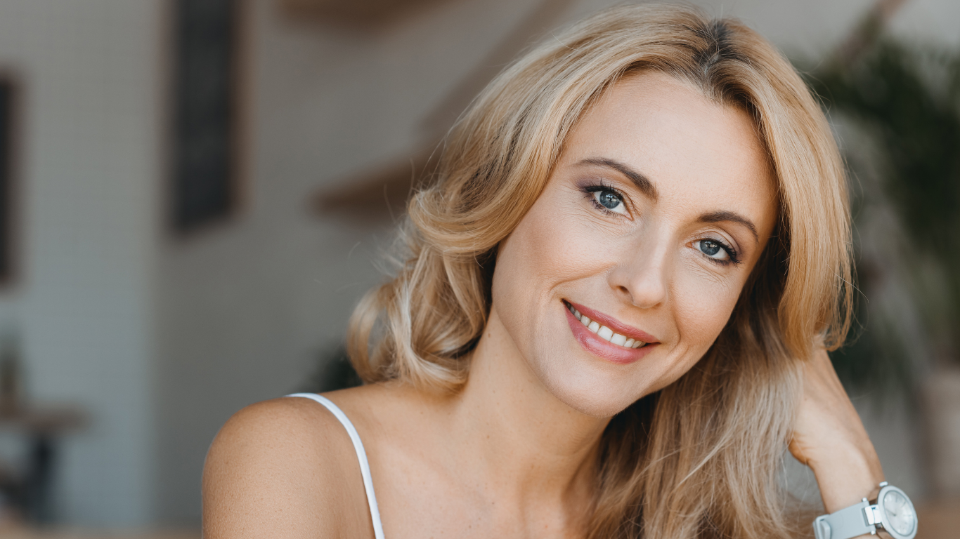 Look de maquillaje natural para verse más joven