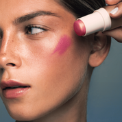 Flush & Bloom Stick Blush aplicación