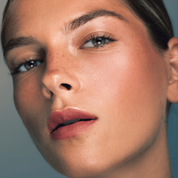 Lip Grace Lipstick labial semi mate cremoso Kalahari aplicación