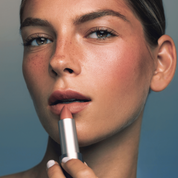 Lip Grace Lipstick labial semi mate cremoso Peach Cosmo aplicación
